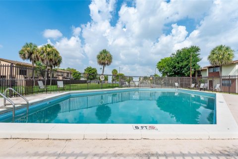 Condominio en venta en Sweetwater, Florida, 2 dormitorios, 66.89 m2 № 1355530 - foto 16