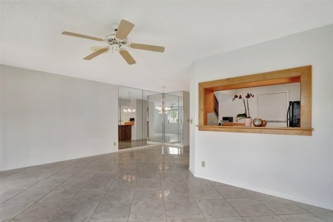 Townhouse in Deerfield Beach, Florida 2 bedrooms, 132.76 sq.m. № 1077776 - photo 19