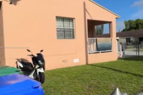 Immobilier commercial à vendre à Miami, Floride: 133.78 m2 № 1237713 - photo 2