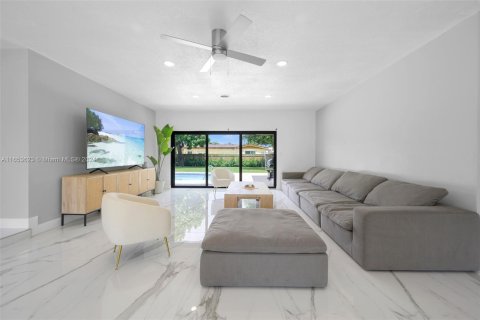 House in North Miami Beach, Florida 4 bedrooms, 190.64 sq.m. № 1348025 - photo 1