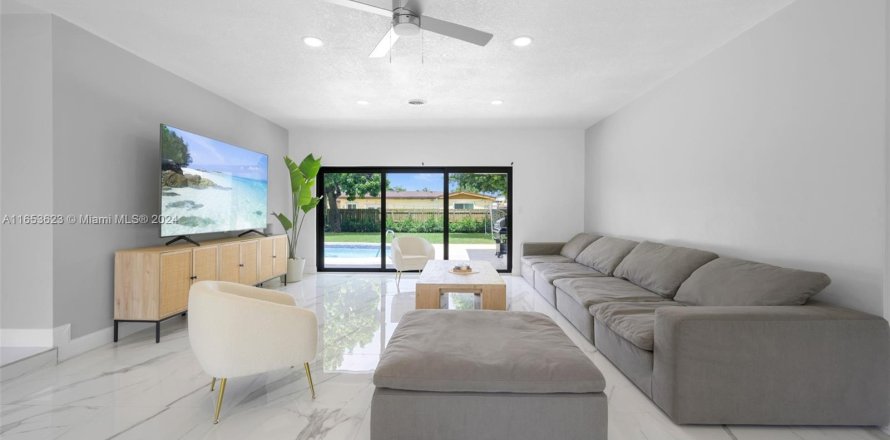 House in North Miami Beach, Florida 4 bedrooms, 190.64 sq.m. № 1348025