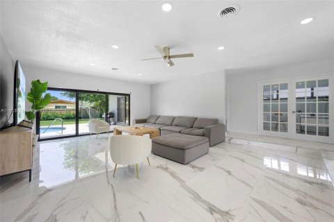 House in North Miami Beach, Florida 4 bedrooms, 190.64 sq.m. № 1348025 - photo 2