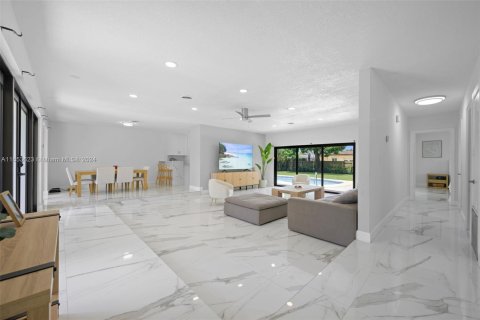 House in North Miami Beach, Florida 4 bedrooms, 190.64 sq.m. № 1348025 - photo 3