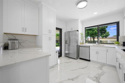 House in North Miami Beach, Florida 4 bedrooms, 190.64 sq.m. № 1348025 - photo 19