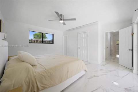 House in North Miami Beach, Florida 4 bedrooms, 190.64 sq.m. № 1348025 - photo 11