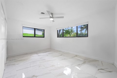 House in North Miami Beach, Florida 4 bedrooms, 190.64 sq.m. № 1348025 - photo 9