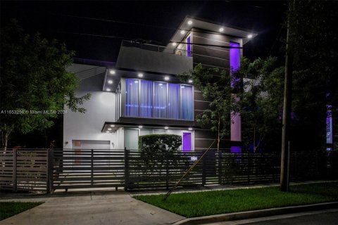 Casa en venta en Miami, Florida, 3 dormitorios, 327.76 m2 № 1348024 - foto 29