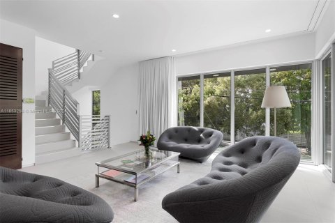 Casa en venta en Miami, Florida, 3 dormitorios, 327.76 m2 № 1348024 - foto 17