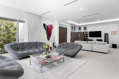 Casa en venta en Miami, Florida, 3 dormitorios, 327.76 m2 № 1348024 - foto 18