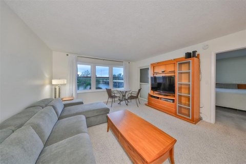 Condo in Saint Petersburg, Florida, 2 bedrooms  № 1361069 - photo 11