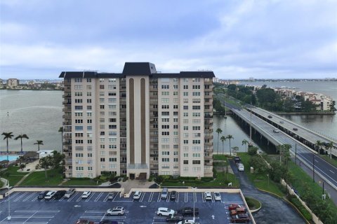 Condo in Saint Petersburg, Florida, 2 bedrooms  № 1361069 - photo 1