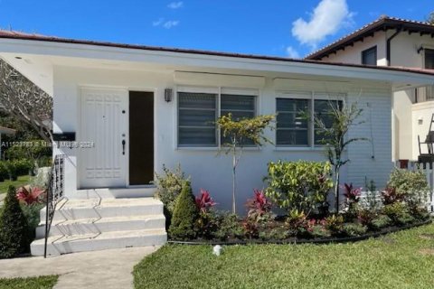 Immobilier commercial à vendre à Coral Gables, Floride: 202.81 m2 № 980330 - photo 1