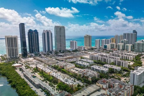 Condo in Sunny Isles Beach, Florida, 1 bedroom  № 1380517 - photo 17