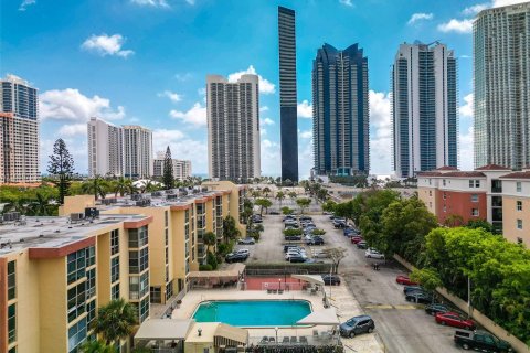 Condo in Sunny Isles Beach, Florida, 1 bedroom  № 1380517 - photo 16