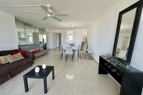 Condo in Miami, Florida, 2 bedrooms  № 1380516 - photo 22