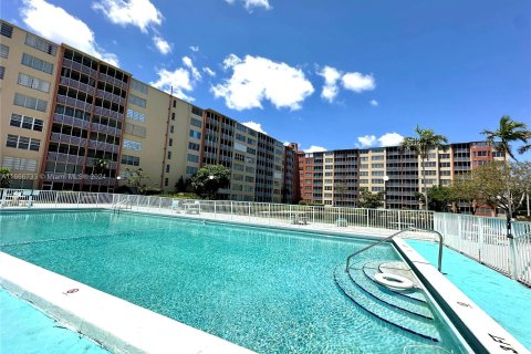 Condominio en venta en Miami, Florida, 2 dormitorios, 122.17 m2 № 1380516 - foto 2