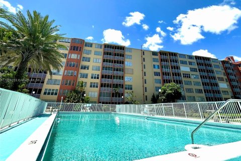 Condo in Miami, Florida, 2 bedrooms  № 1380516 - photo 24