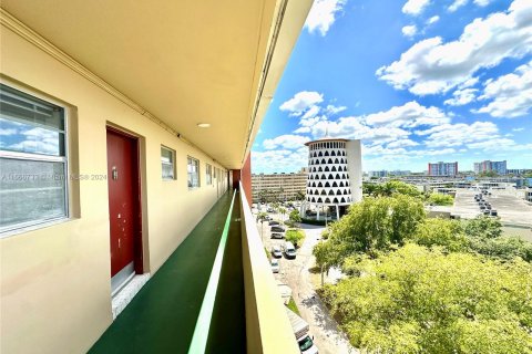 Condo in Miami, Florida, 2 bedrooms  № 1380516 - photo 10