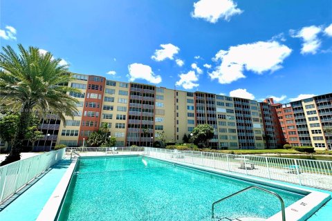 Condo in Miami, Florida, 2 bedrooms  № 1380516 - photo 1