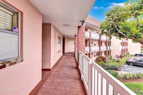 Condo in Sunrise, Florida, 2 bedrooms  № 1182705 - photo 1