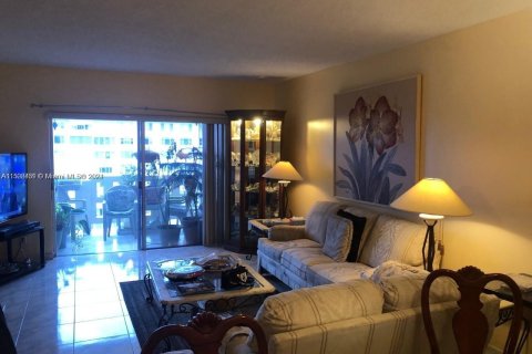 Condo in Hollywood, Florida, 2 bedrooms  № 929446 - photo 2