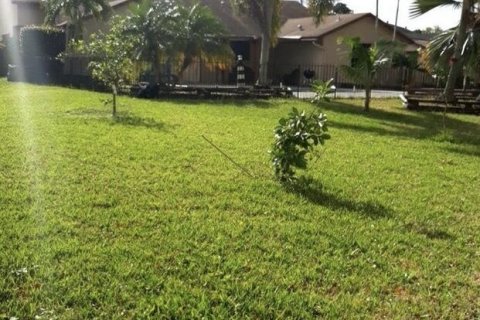 House in Lauderhill, Florida 4 bedrooms, 245.17 sq.m. № 947809 - photo 20