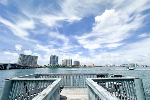 Villa ou maison à louer à Miami Beach, Floride: 2 chambres, 88.26 m2 № 1345124 - photo 16