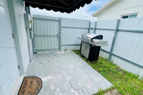 Propiedad comercial en alquiler en Homestead, Florida, 1 dormitorio, 102.19 m2 № 1345125 - foto 1