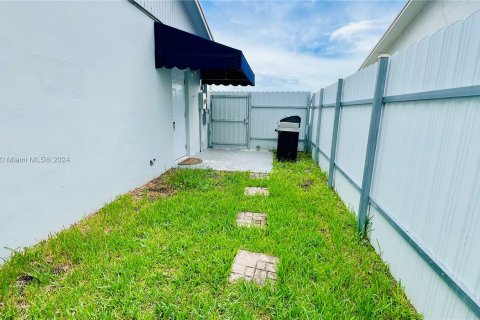 Propiedad comercial en alquiler en Homestead, Florida, 1 dormitorio, 102.19 m2 № 1345125 - foto 2