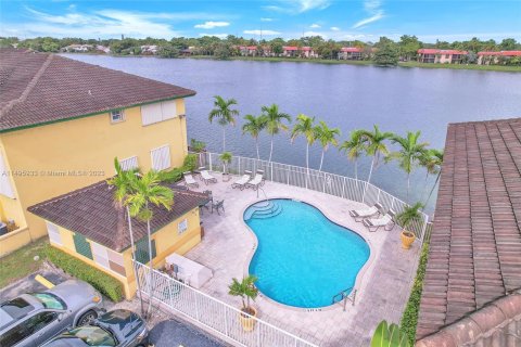 Touwnhouse à vendre à Miami, Floride: 3 chambres, 168.06 m2 № 884211 - photo 9