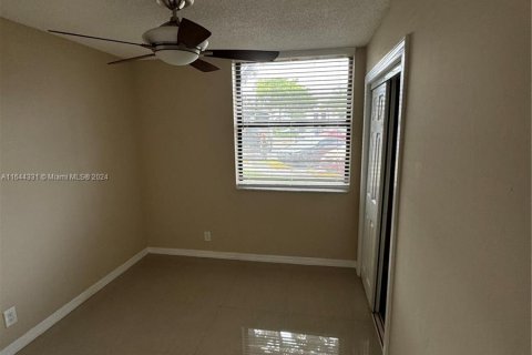 Copropriété à vendre à Oakland Park, Floride: 2 chambres, 82.68 m2 № 1325900 - photo 2