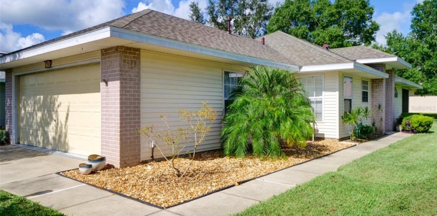 House in Leesburg, Florida 2 bedrooms, 108.51 sq.m. № 1343159