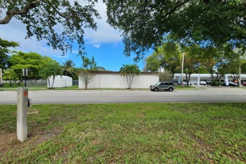 Commercial property in Hollywood, Florida № 583622 - photo 2