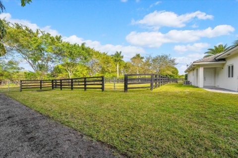 House in Wellington, Florida 2 bedrooms, 219.06 sq.m. № 1004980 - photo 29