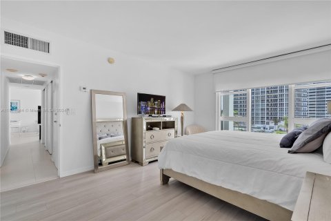 Condo in Bal Harbour, Florida, 2 bedrooms  № 1140843 - photo 22