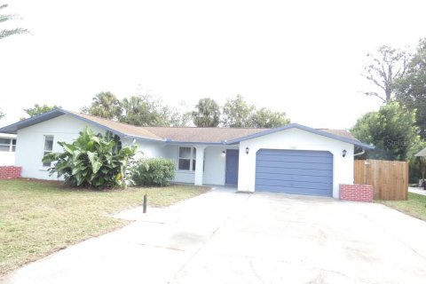 House in New Port Richey, Florida 3 bedrooms, 143.16 sq.m. № 1403563 - photo 1