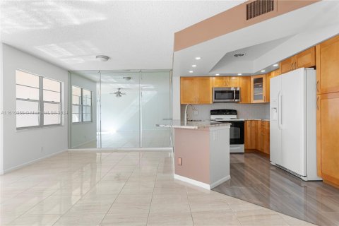 Condominio en venta en Pembroke Pines, Florida, 1 dormitorio, 97.08 m2 № 1232846 - foto 6