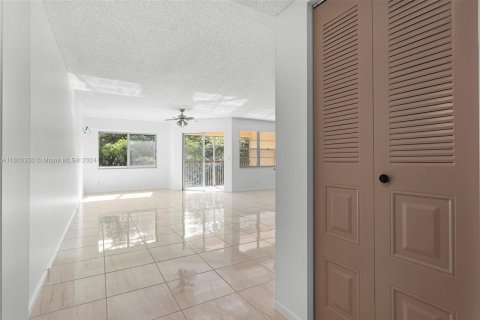 Condominio en venta en Pembroke Pines, Florida, 1 dormitorio, 97.08 m2 № 1232846 - foto 3