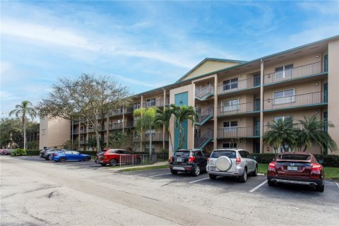 Condominio en venta en Pembroke Pines, Florida, 1 dormitorio, 97.08 m2 № 1232846 - foto 1