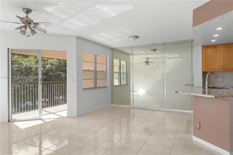 Condominio en venta en Pembroke Pines, Florida, 1 dormitorio, 97.08 m2 № 1232846 - foto 4