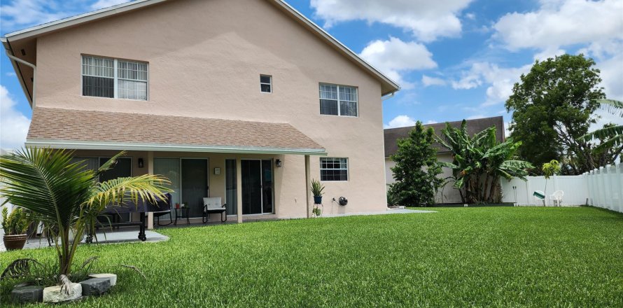 Villa ou maison à Pembroke Pines, Floride 4 chambres, 261.52 m2 № 1215974