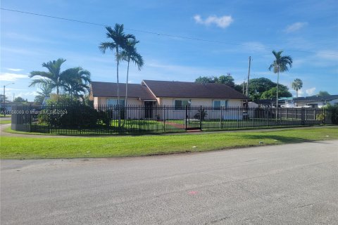 House in Miami, Florida 3 bedrooms, 155.61 sq.m. № 1360354 - photo 1