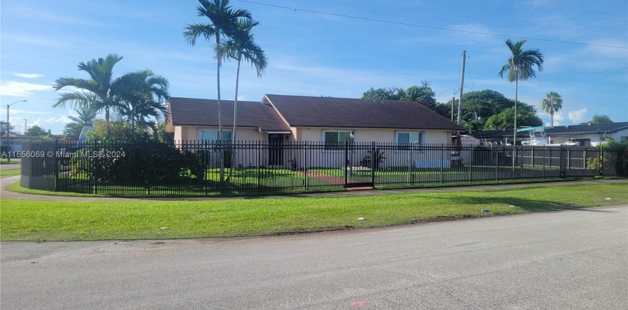 House in Miami, Florida 3 bedrooms, 155.61 sq.m. № 1360354