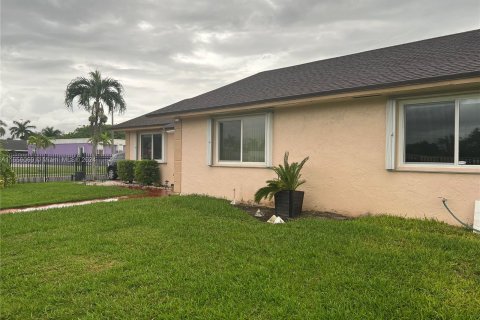 House in Miami, Florida 3 bedrooms, 155.61 sq.m. № 1360354 - photo 3