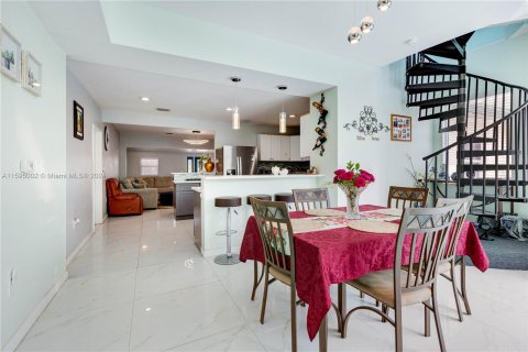 Casa en venta en Fort Lauderdale, Florida, 6 dormitorios, 277.31 m2 № 1187896 - foto 15