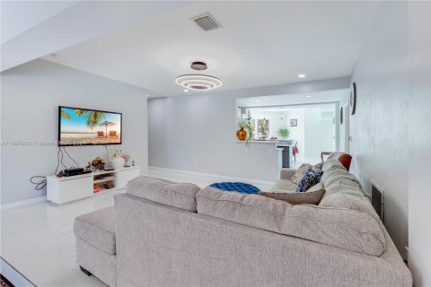 Casa en venta en Fort Lauderdale, Florida, 6 dormitorios, 277.31 m2 № 1187896 - foto 7