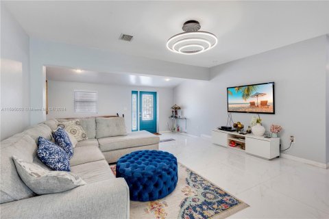 Casa en venta en Fort Lauderdale, Florida, 6 dormitorios, 277.31 m2 № 1187896 - foto 9