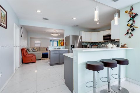 Casa en venta en Fort Lauderdale, Florida, 6 dormitorios, 277.31 m2 № 1187896 - foto 16