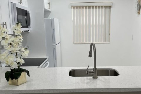 Condo in Lauderdale Lakes, Florida, 1 bedroom  № 1310047 - photo 2