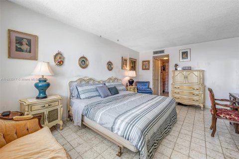 Condo in Hollywood, Florida, 1 bedroom  № 1310048 - photo 25